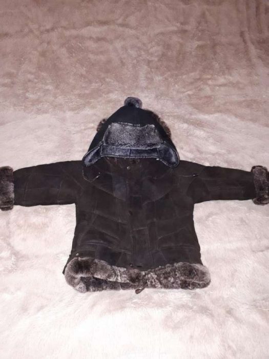 Дубленка натуральная на мальчика,в подарок шапка.