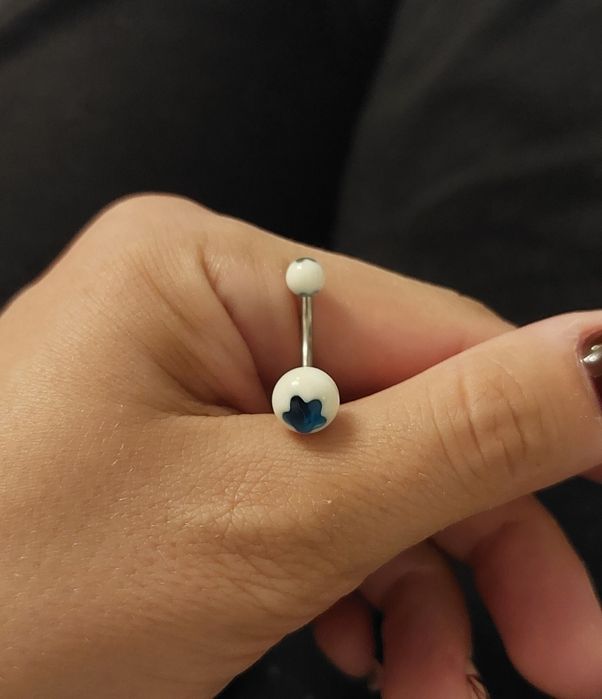 Kolczyk do pępka biało-niebieski