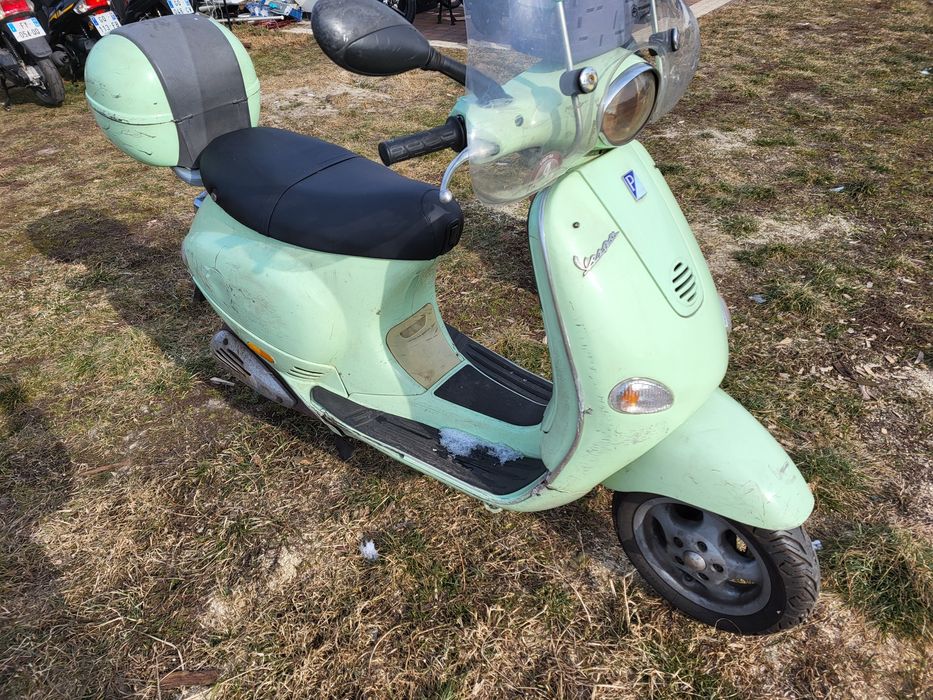 Skuter Vespa ET4 125.