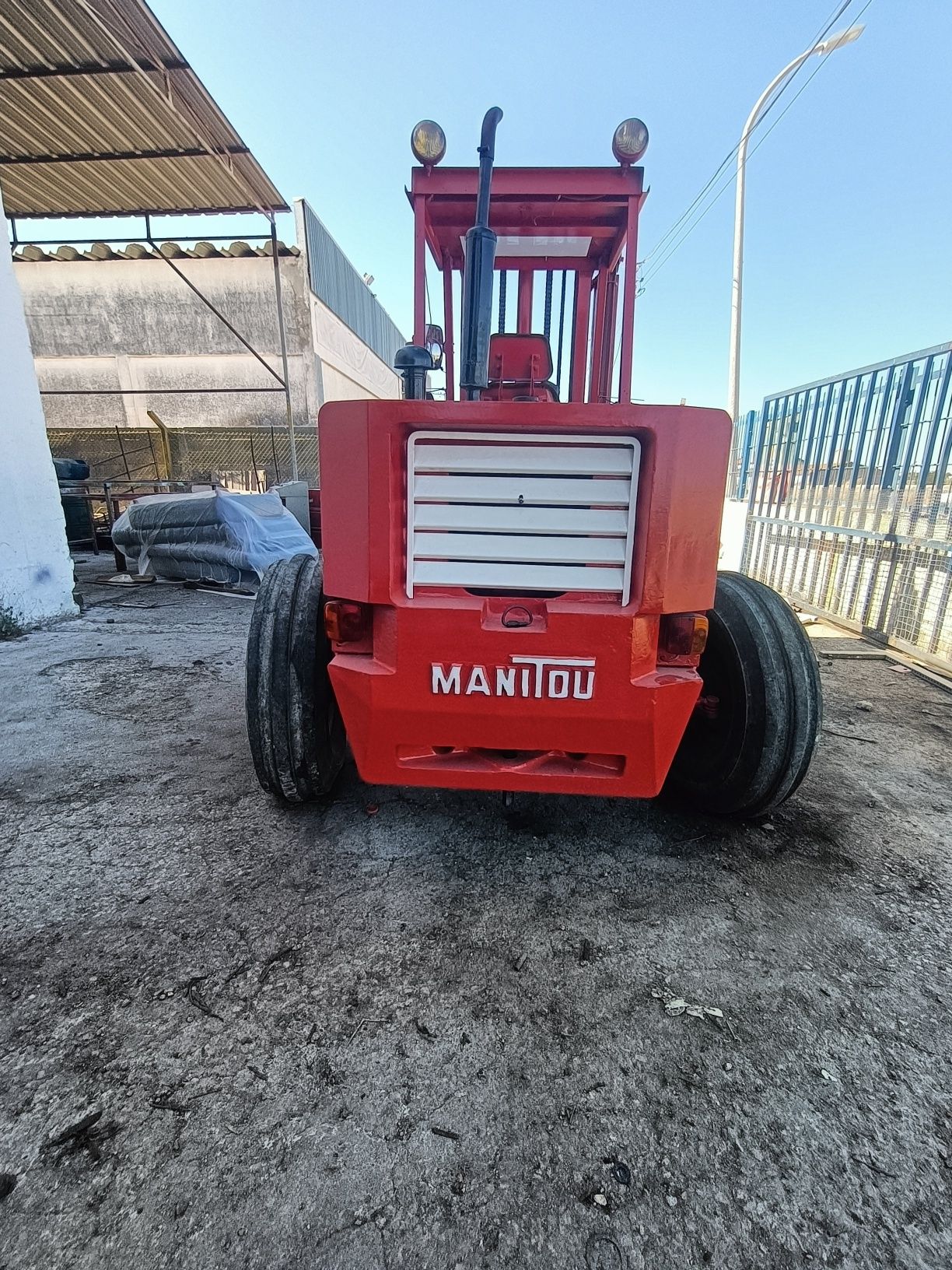 Manitou diesel 2.5 toneladas todo terreno