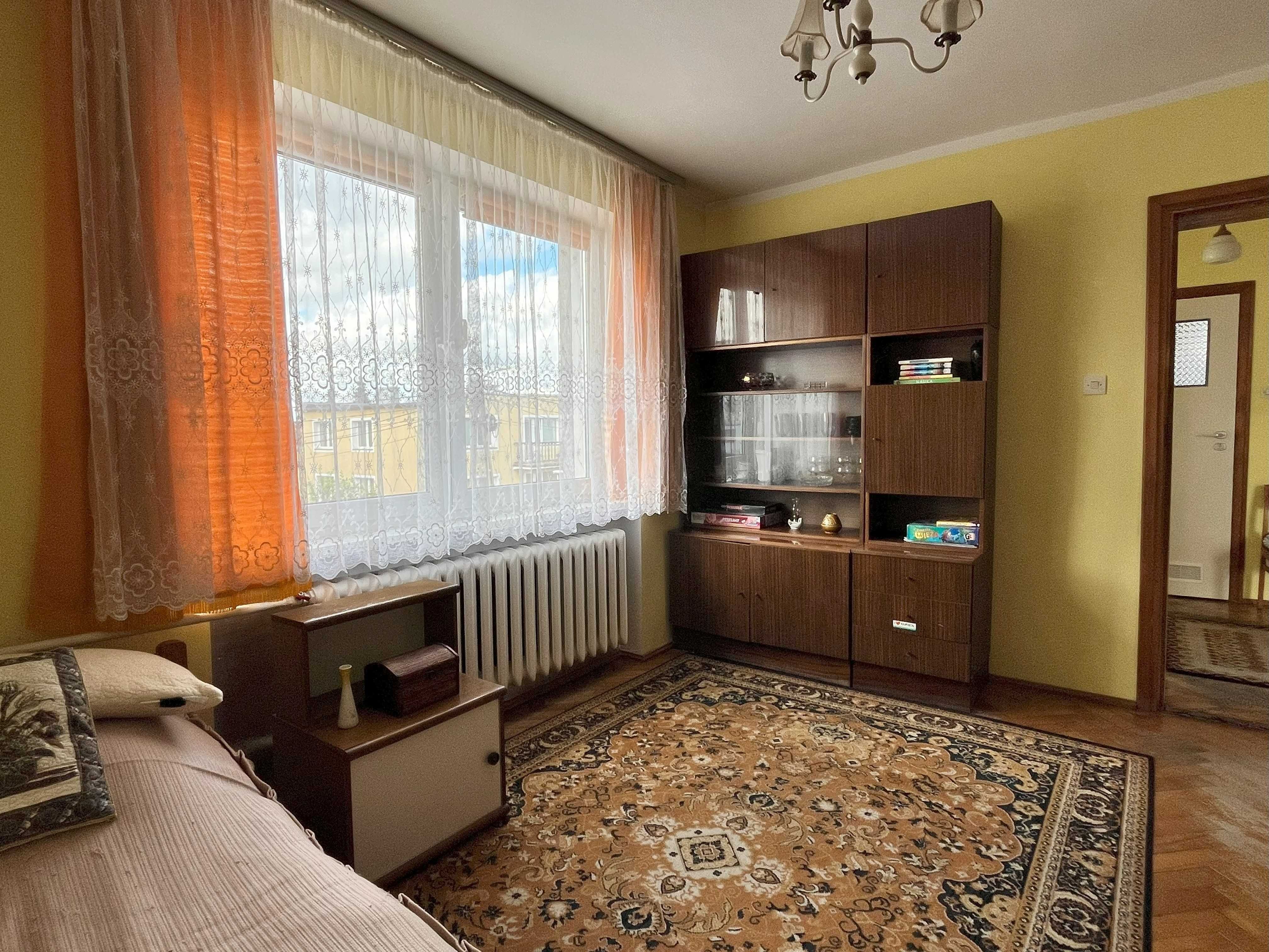 Dom wolnostojący z lat 80, z dużym ogrodem - bezpośrednio
