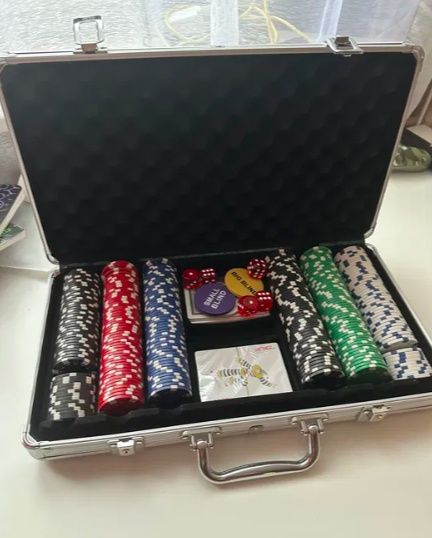 Zestaw do Pokera - Walizka - 300 żetonów - Nowy