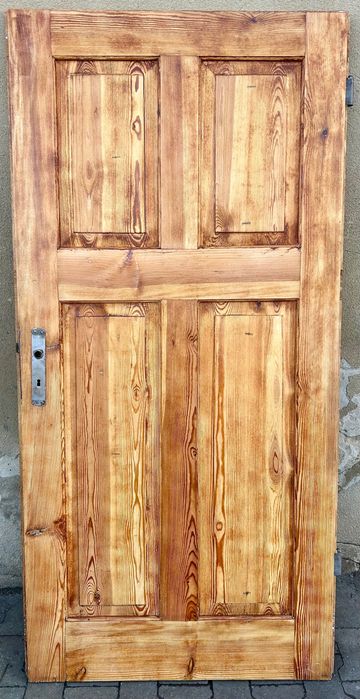 Drewniane drzwi antyczne po renowacji