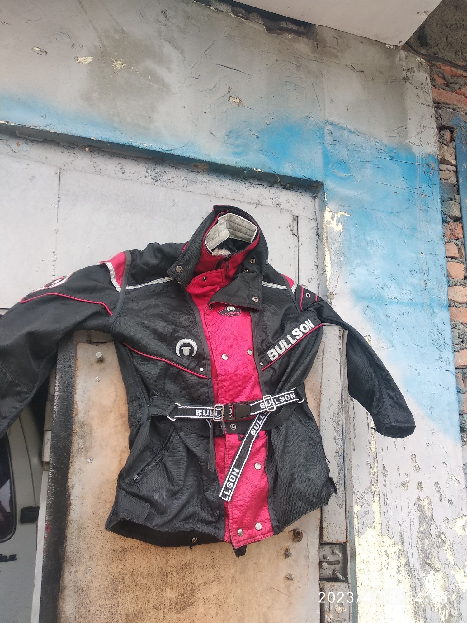 Продам Комбінезон,мотокуртку в хорошому стані