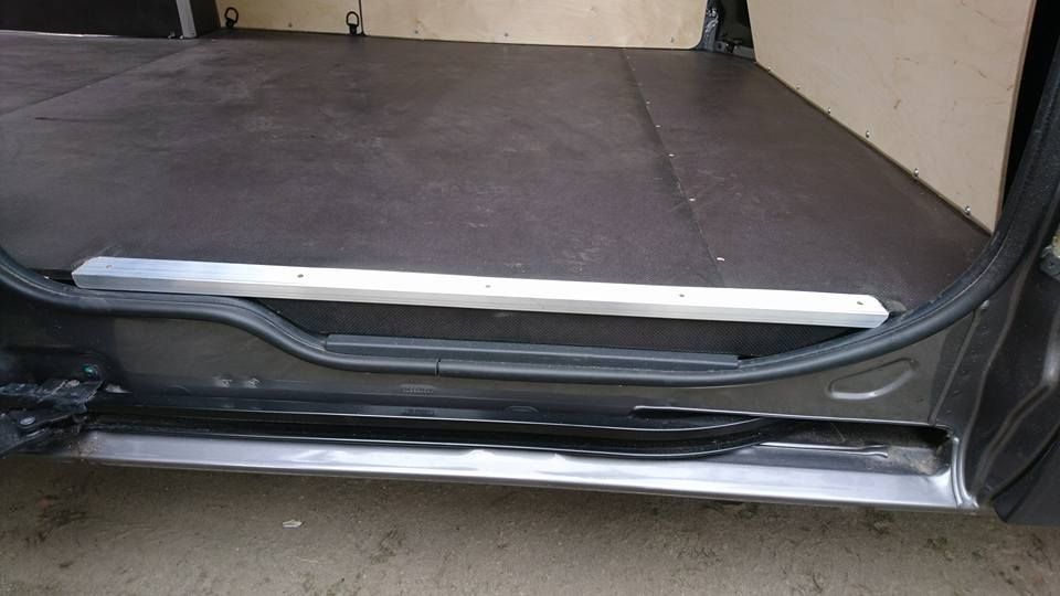 Renault Trafic L1H1 zabudowa przedziału ładunkowego