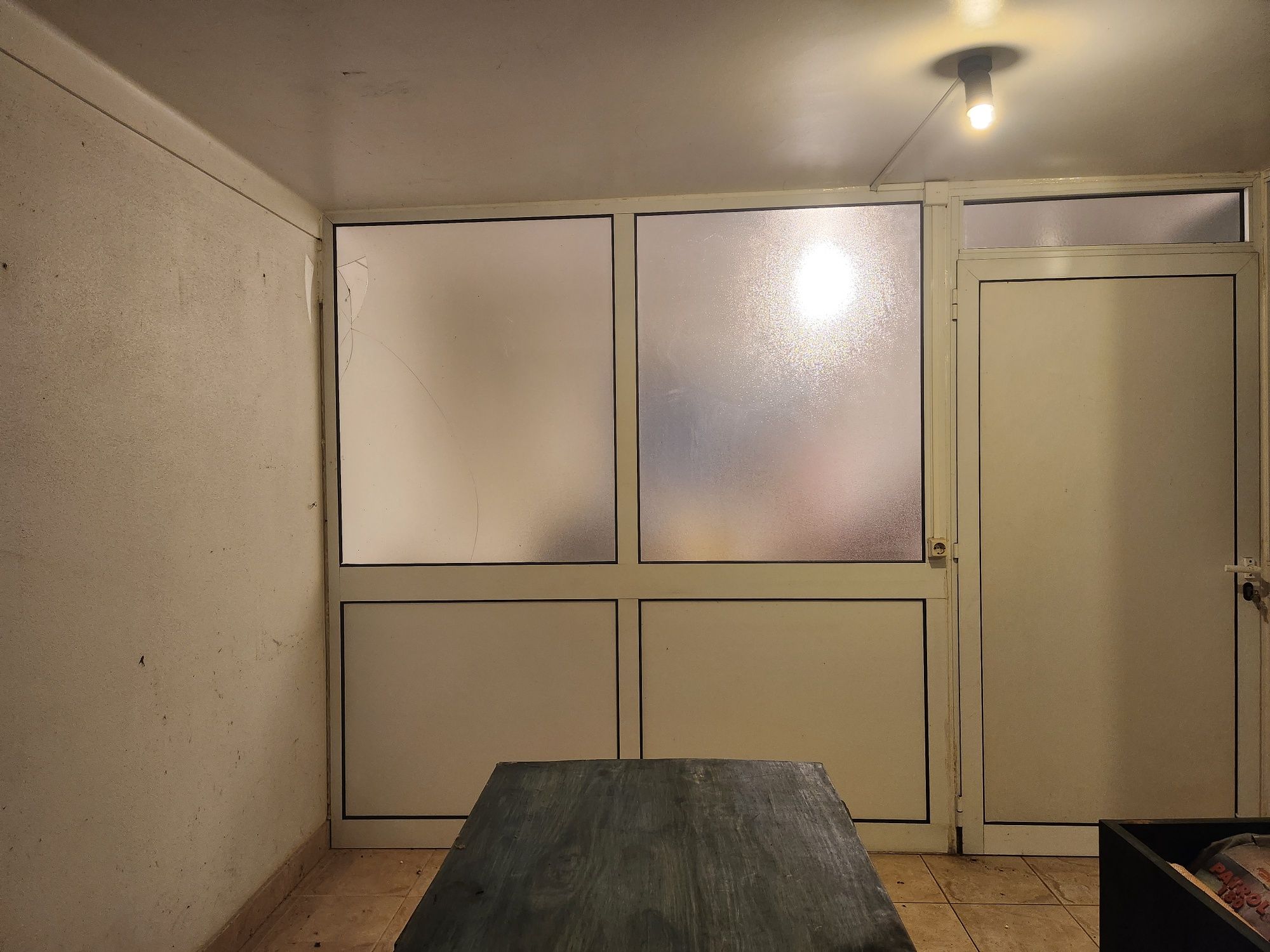 Divisória em Caixilharia de aluminio com porta de 95 x 200
