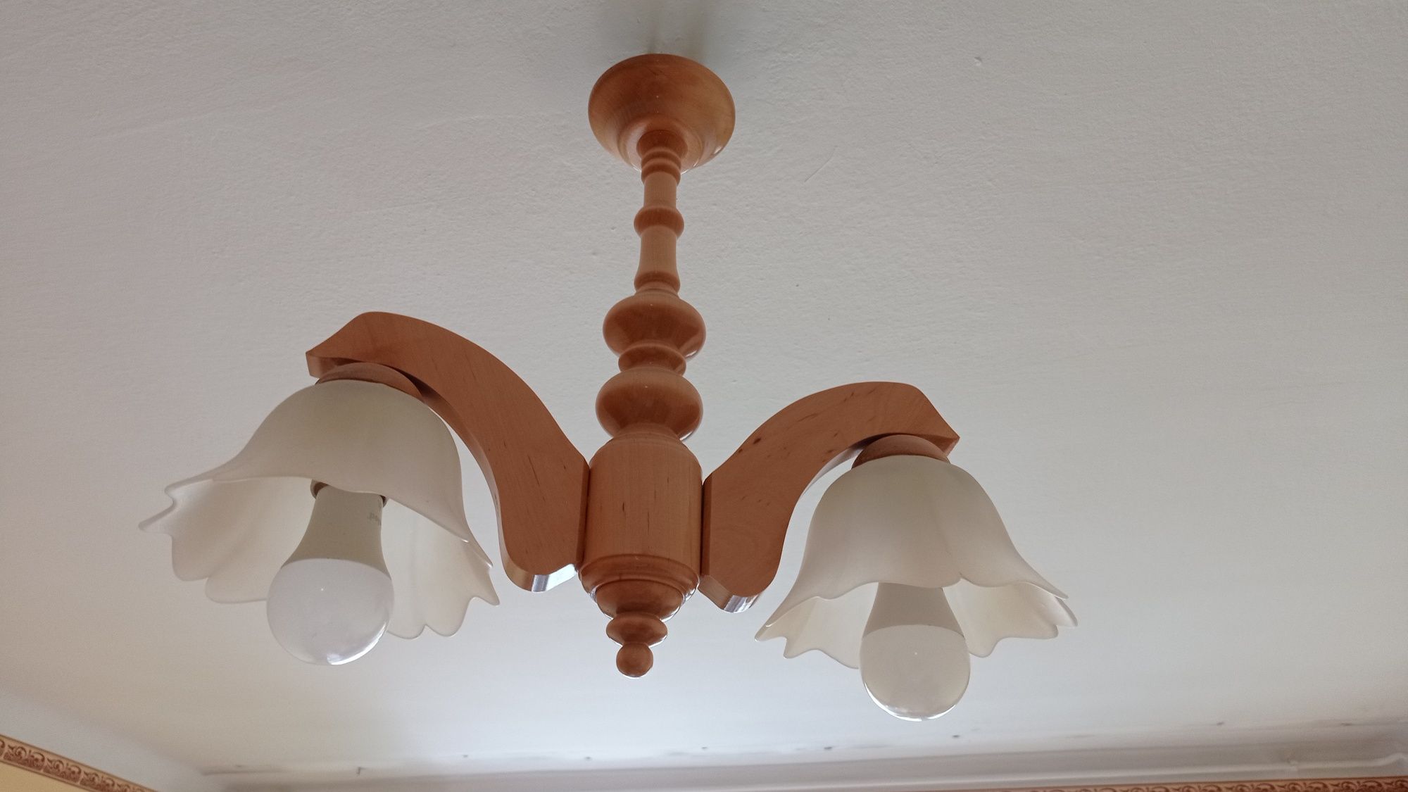 Lampa wisząca drewniana.