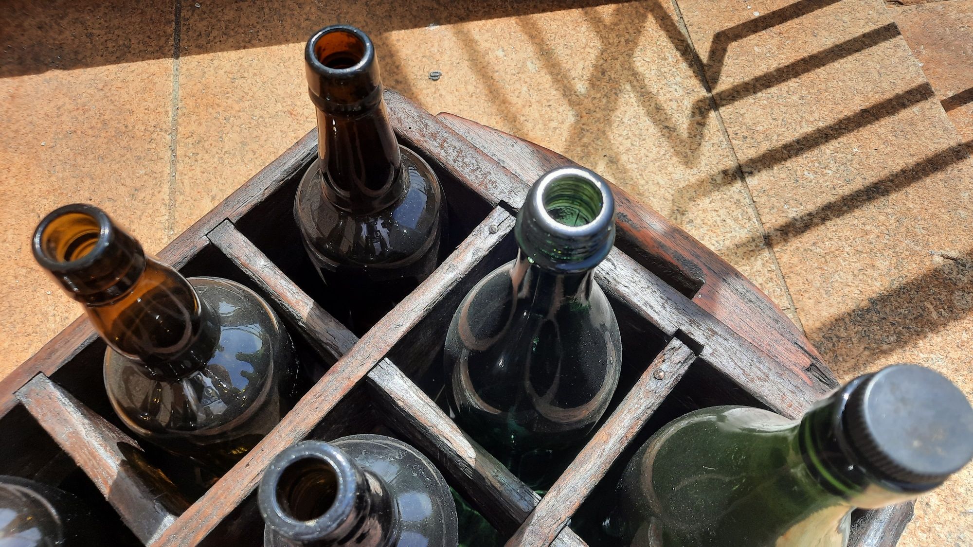 Vintage Caixa de madeira antiga com garrafas antigas