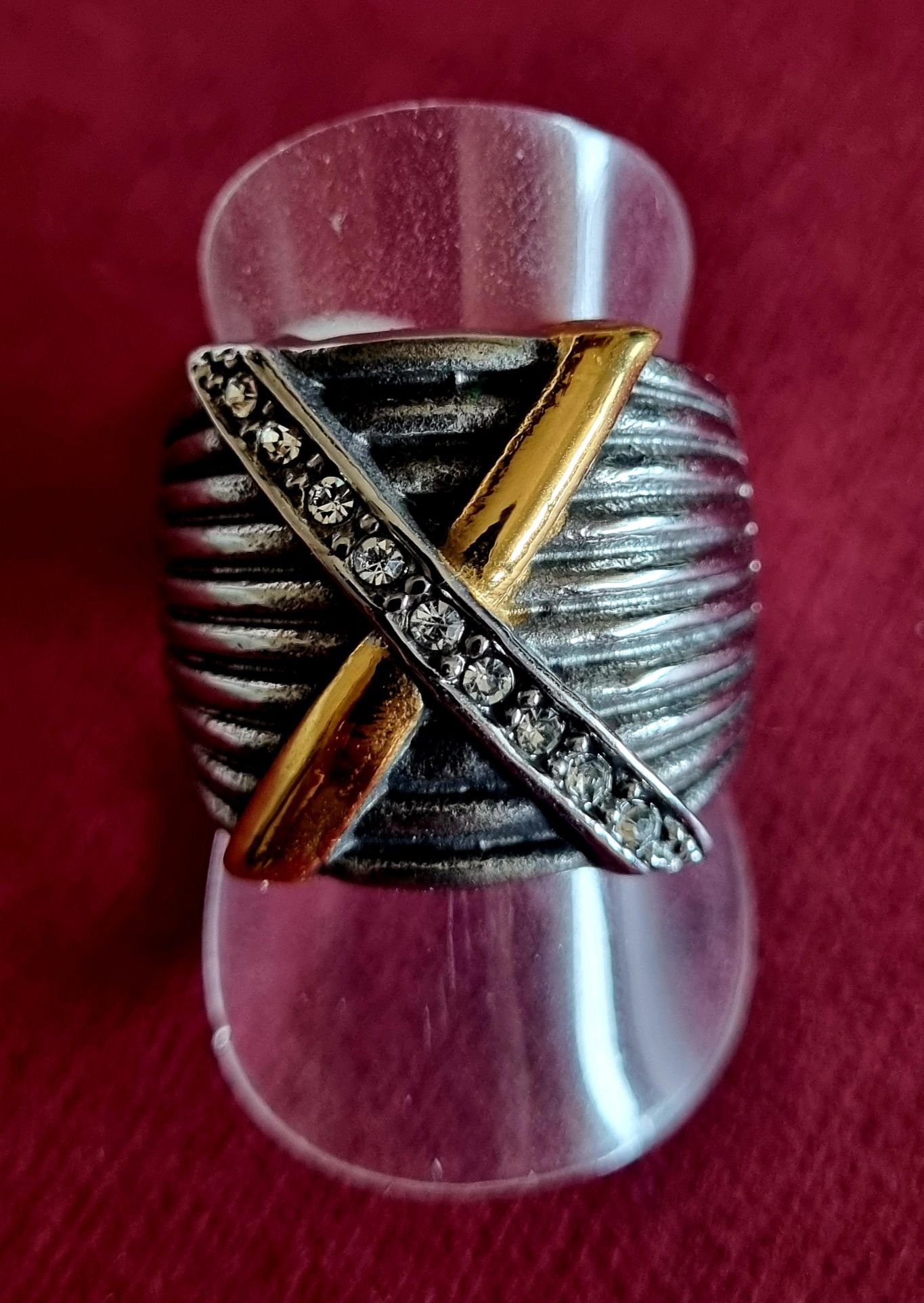 Anel prateado, em aço, com X dourado e com zirconias. T17/18