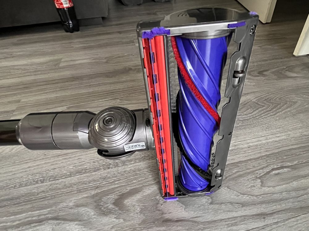 Вертикальный пылесос Dyson V8