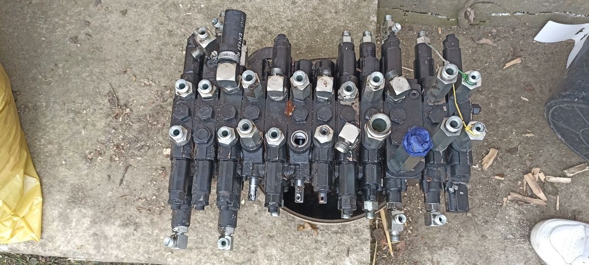 Rozdzielacz hydrauliczny vio 30