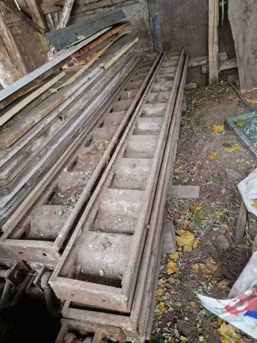 Słupy stalowe o długości ok 3 m