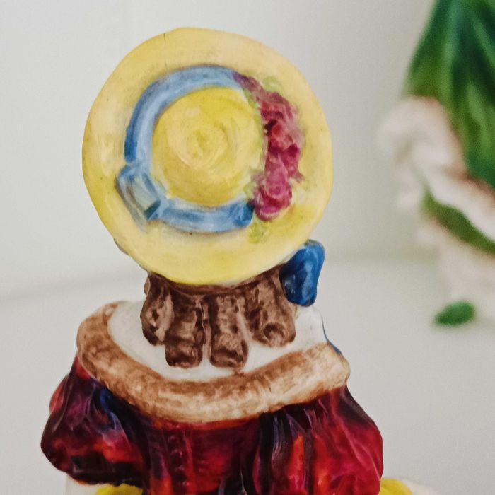 DAMA**figurka w czerwonym stroju porcelana COALPORT 1945+