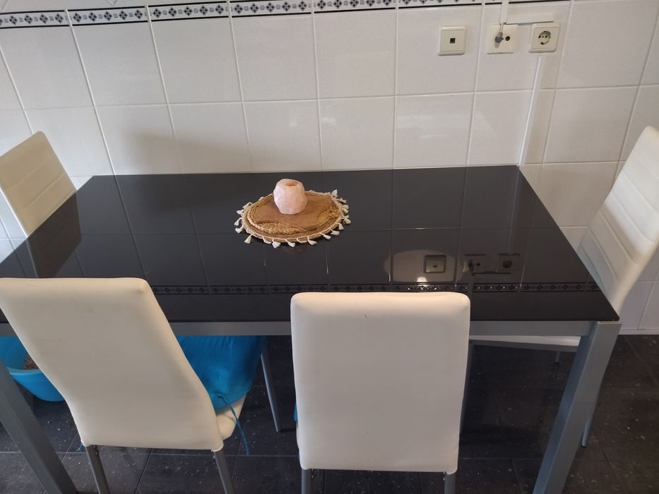Mesa de vidro preto+ 4 cadeiras
