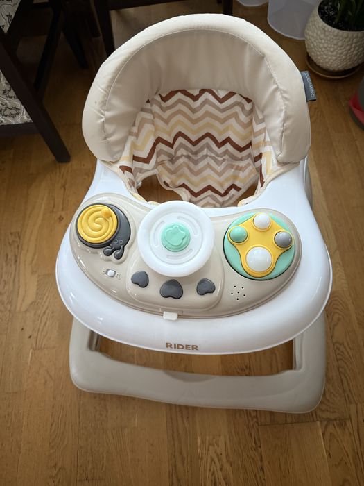 Дитячі ходунки-трансформер з різними рівнями вистоти