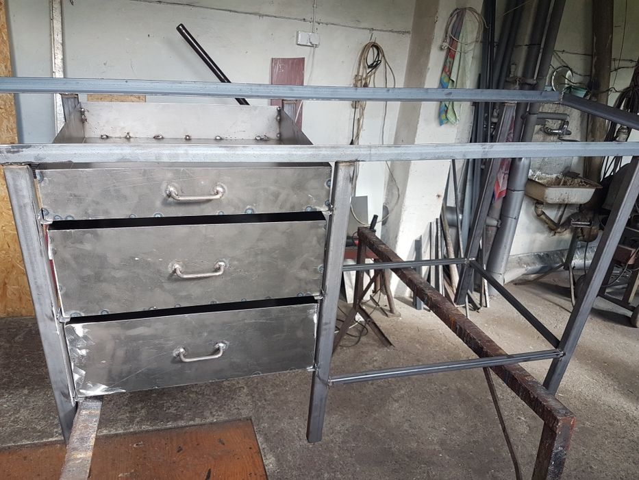 Stół warsztatowy z szufladami