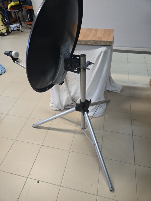 Parabólica 60 cm TRIAX com tripé