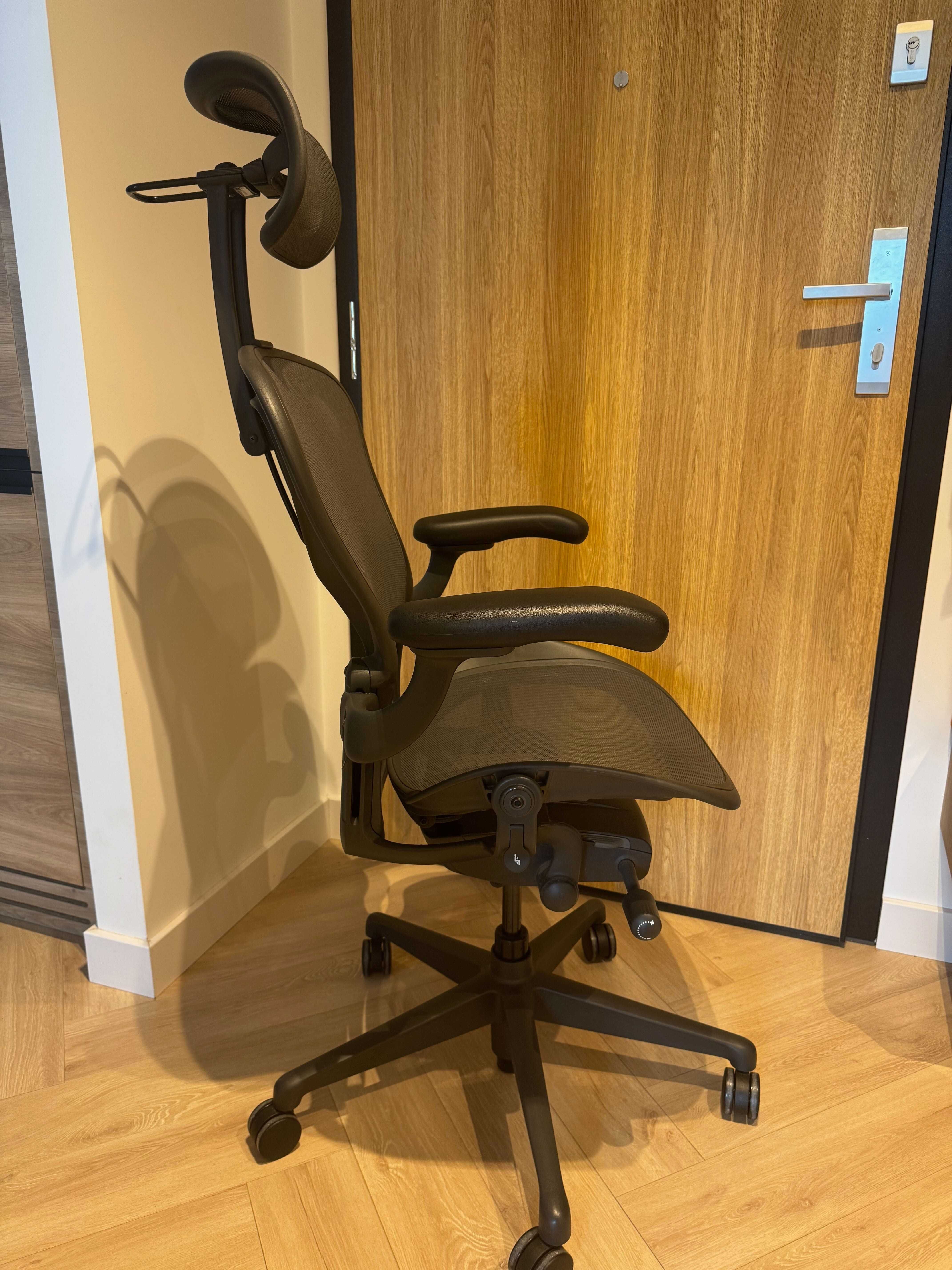 Herman Miller Aeron B z zagłówkiem