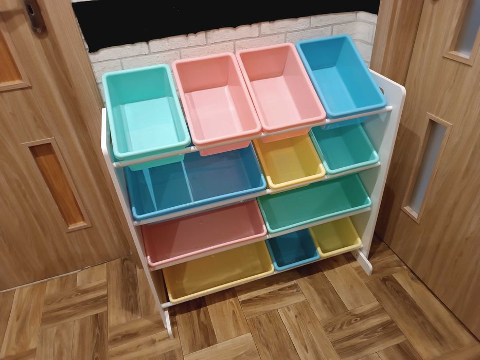 Regał na zabawki z pojemnikami