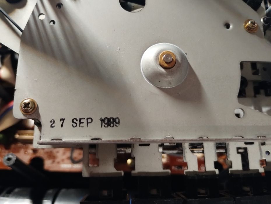 Продам магнитолу SHARP WQ-T238H