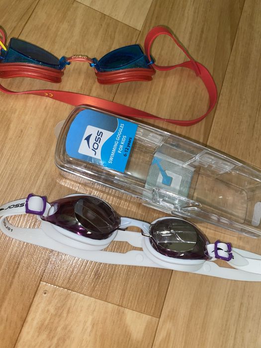 Очки для плавания красные