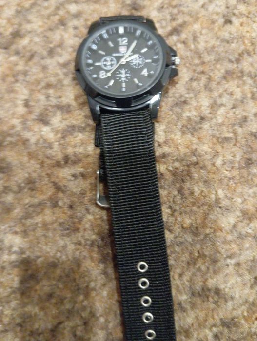 це сучасний годинник з унікальним дизайном. миттєво оволоділи увагою