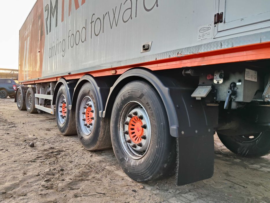 Naczepa do warzyw taśmowa