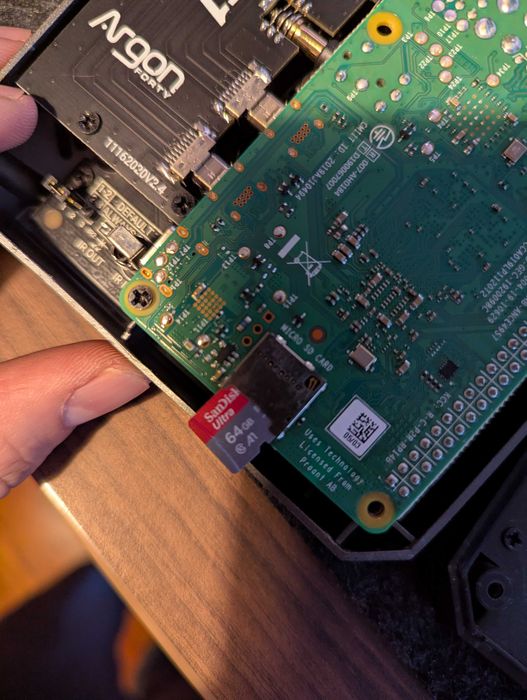 Raspberry Pi 4 Model B + caixa Argon ONE M.2 + adaptador Wi-Fi