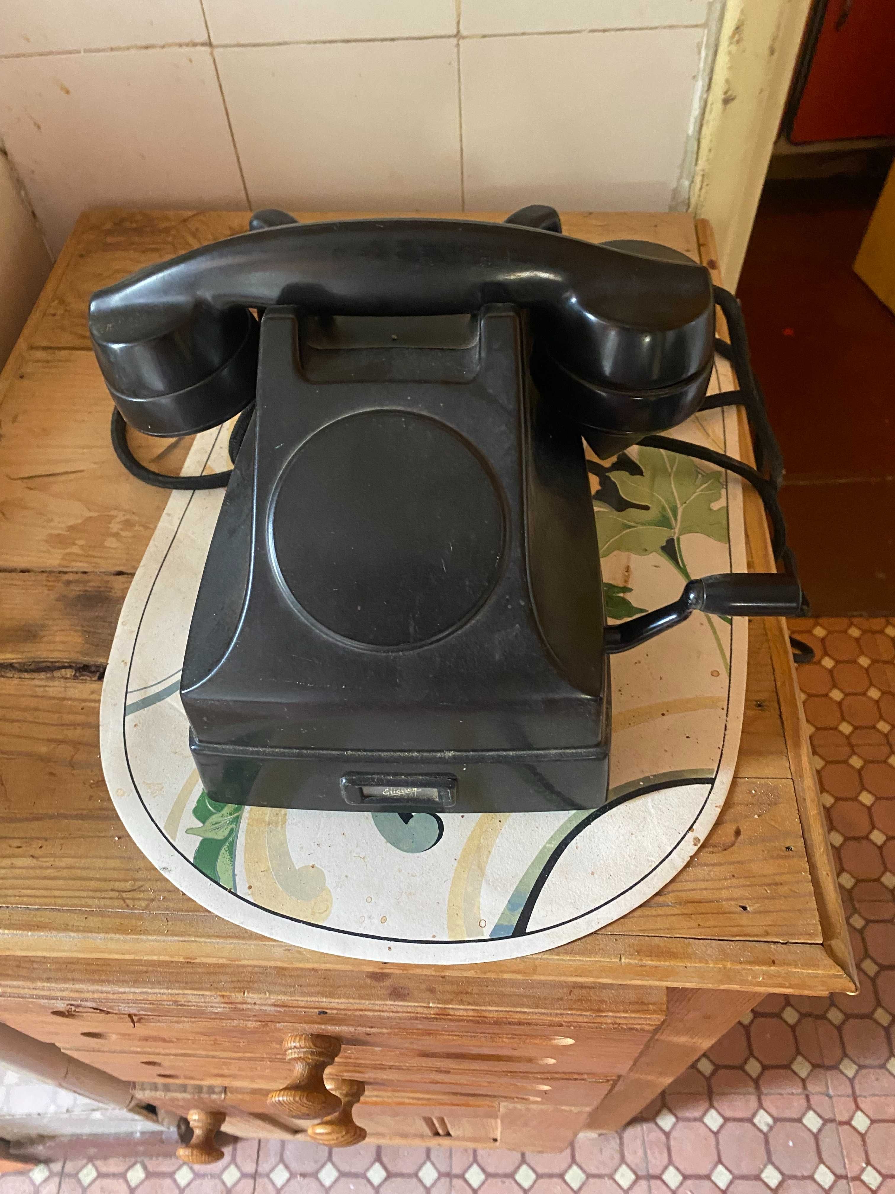 Telefone antigo com manivela