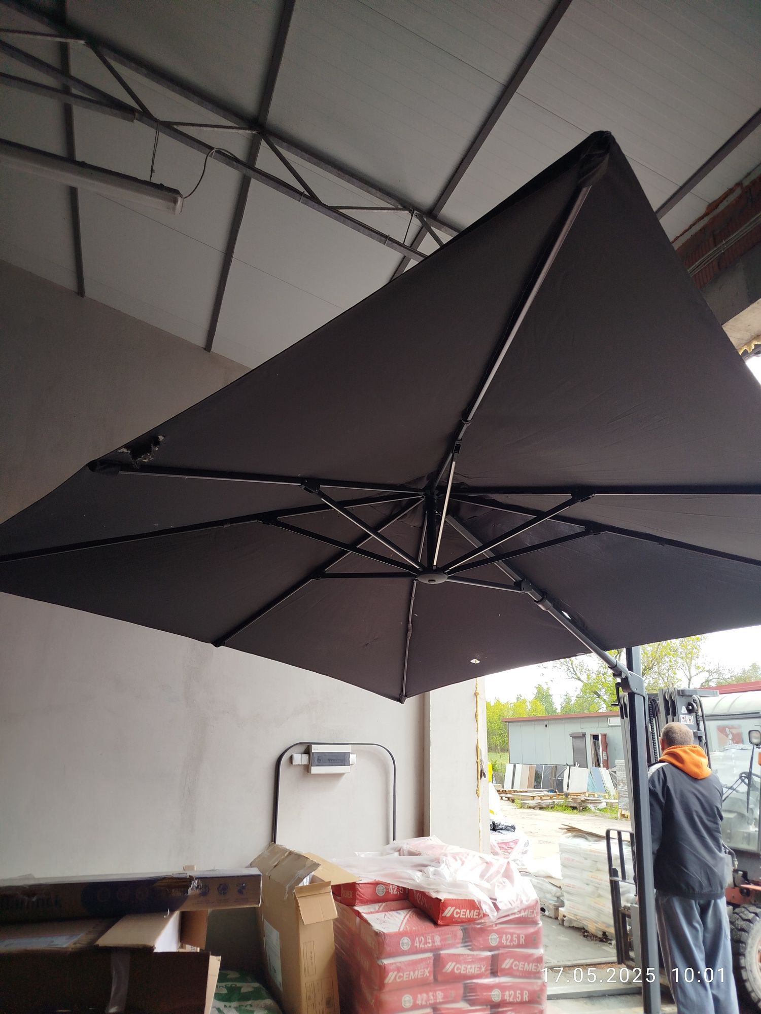 Parasol ogrodowy z podstawą i pokrowcem