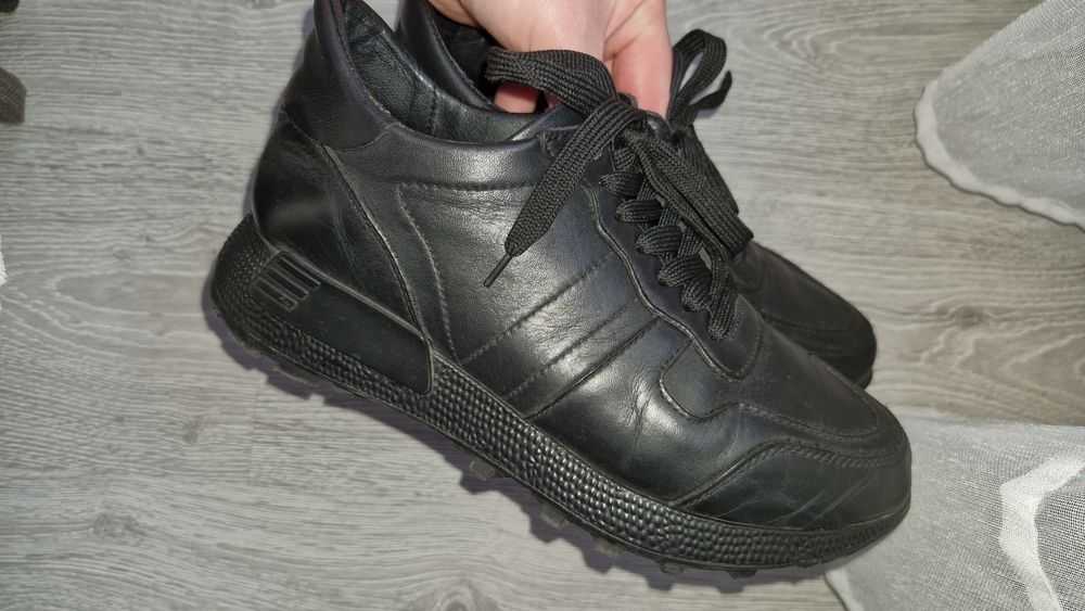 Шкіряні кросівки