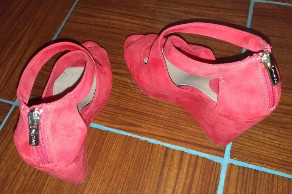 Sandálias vermelhas de cunha