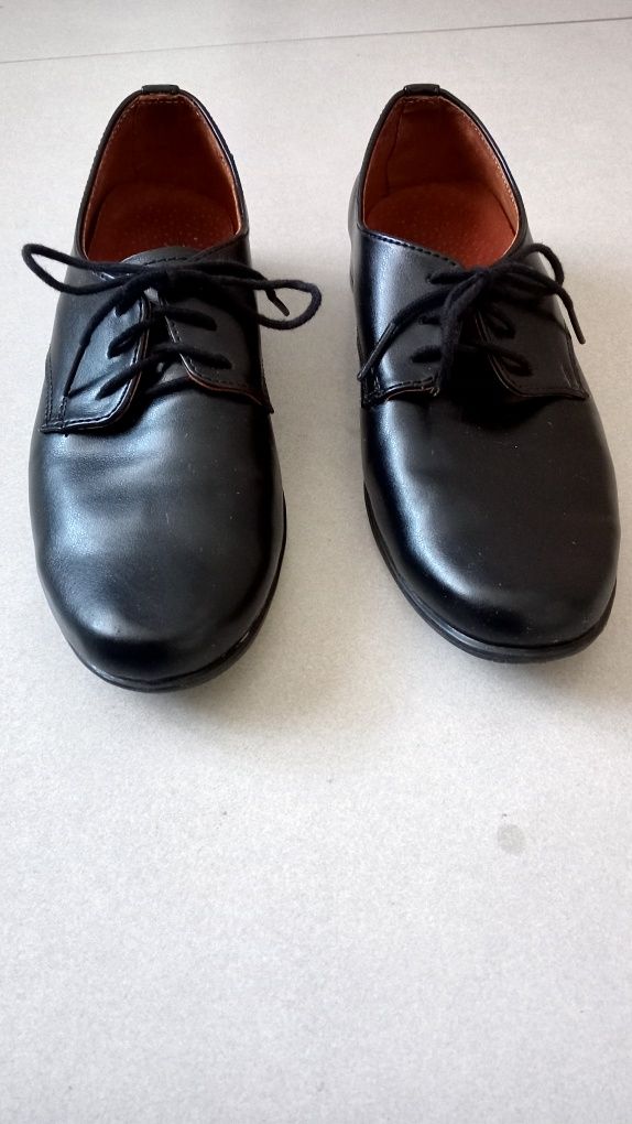 Buty czarne chłopięce r. 32