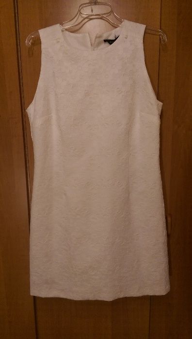 Sukienka biała w tłoczone kwiaty, z grubszego materiału - nowa