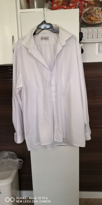 Biała koszula męska.