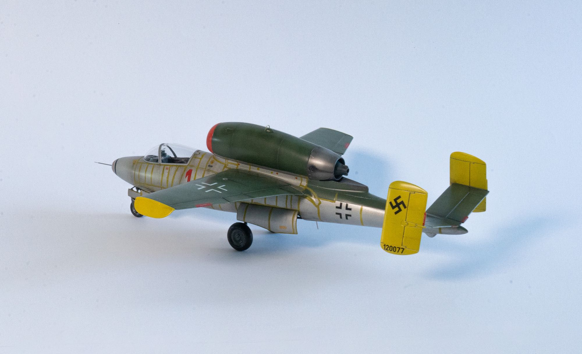 Собранная модель самолета He-162 1/32
