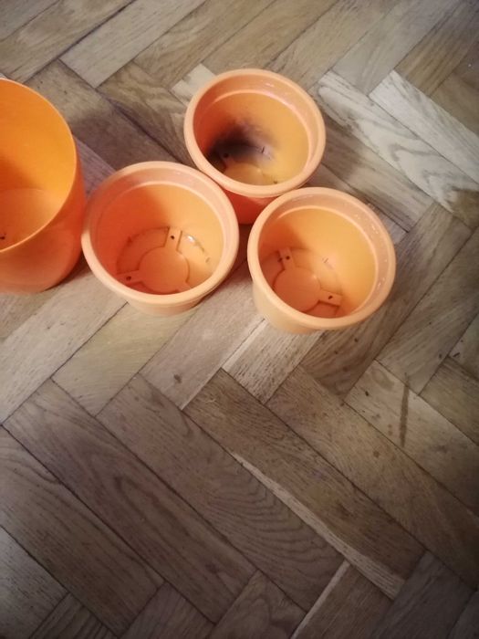 Doniczki używane kolorowe plastikowe