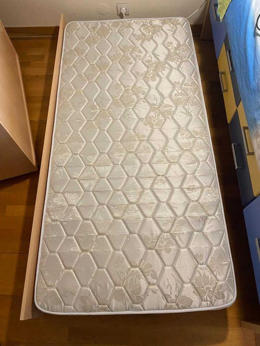Cama de quarto com arrumação