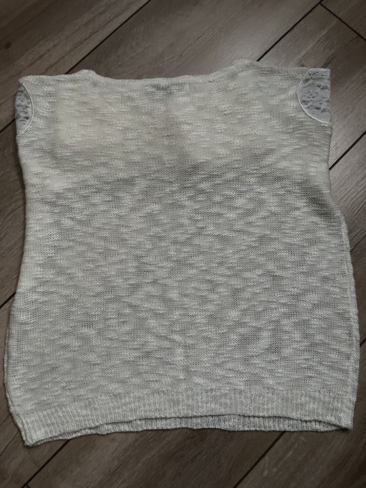 Kremowy sweter dzianinowy długi rękaw koronka na rękawie S 36
