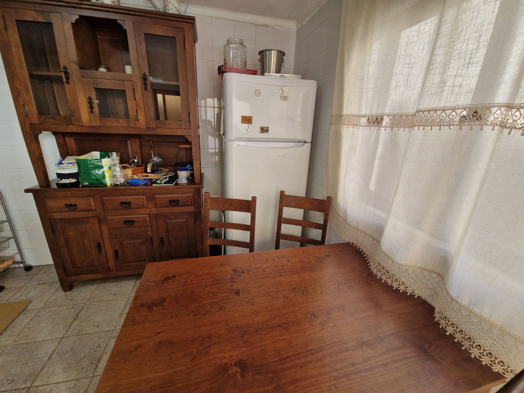 Louceiro com mesa e cadeiras