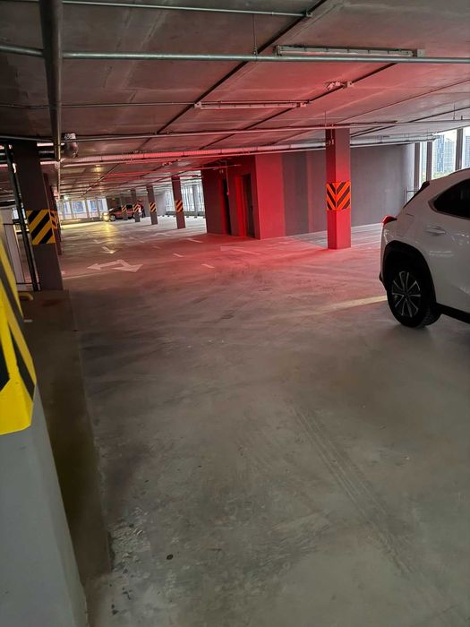 Оренда паркомісця Варшавський 3