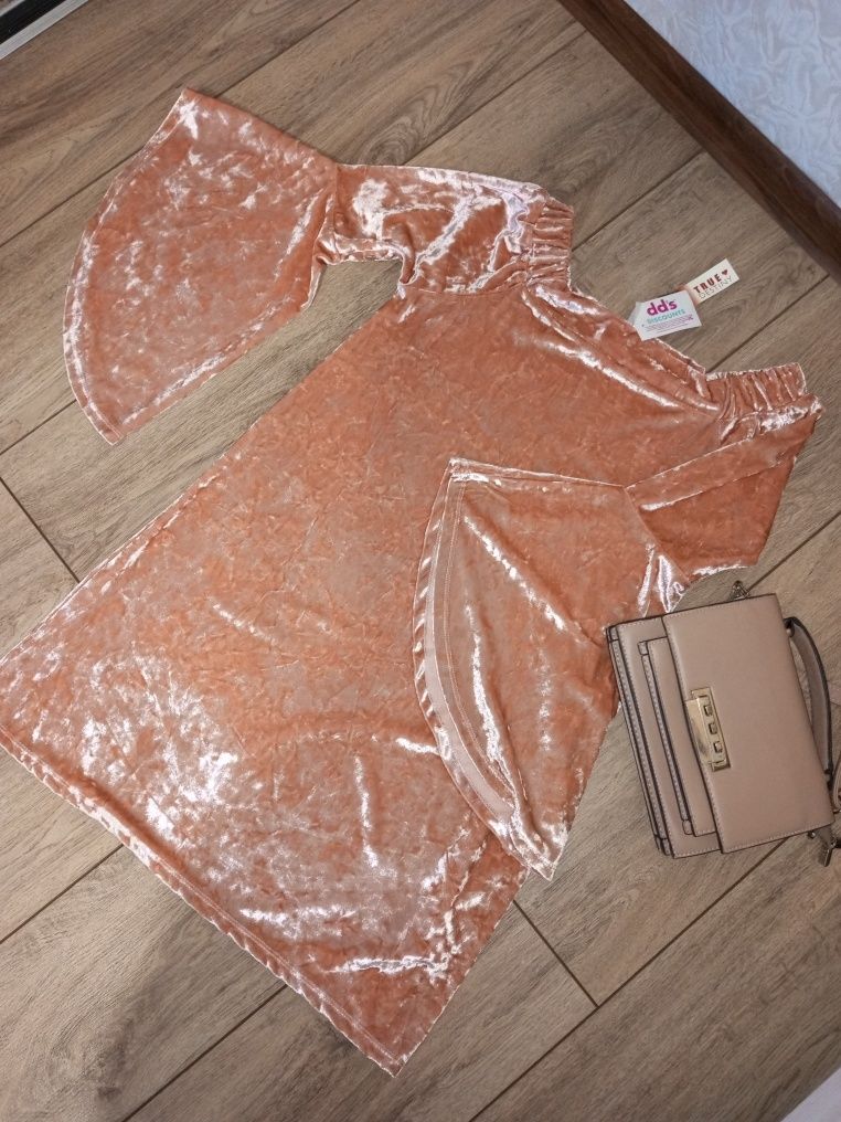 Сукня персикового кольору