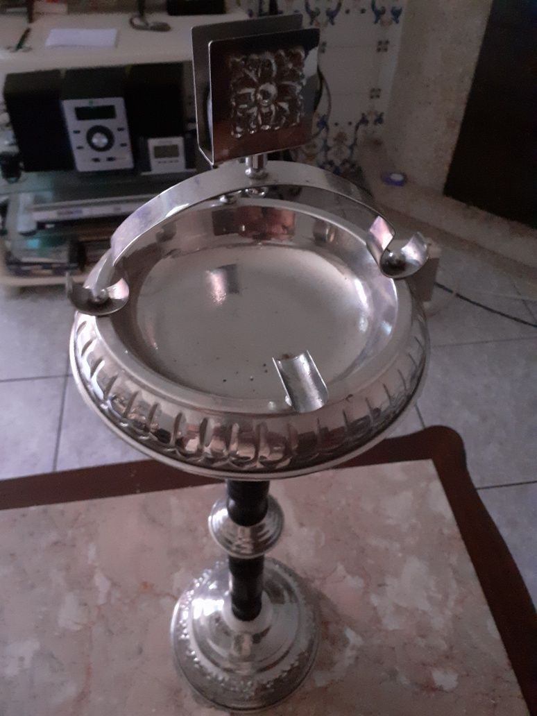 Cinzeiro de pé alto