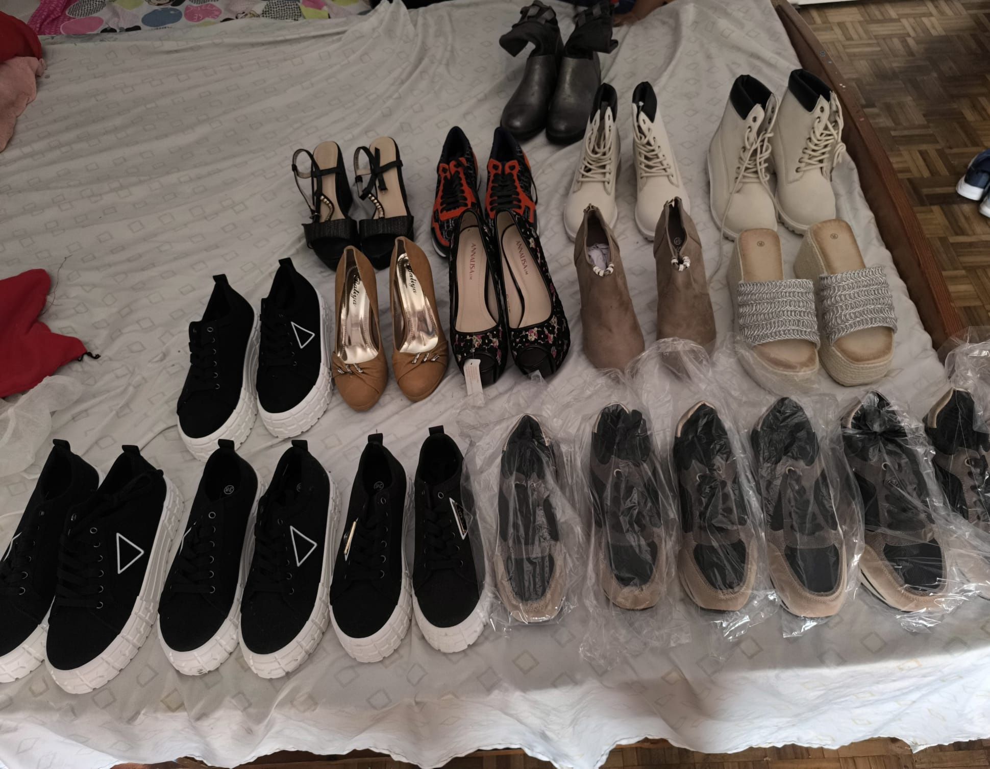 Vários sapatos e tênis novos