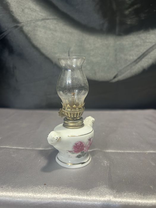 Lampa naftowa – Biała z różanym motywem i złotymi zdobieniami