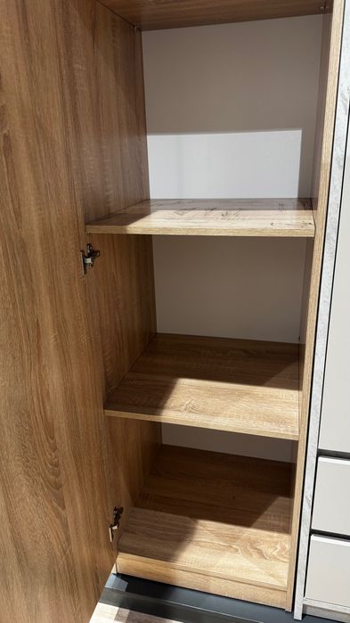 Шафа деревʼяна для одягу або взуття