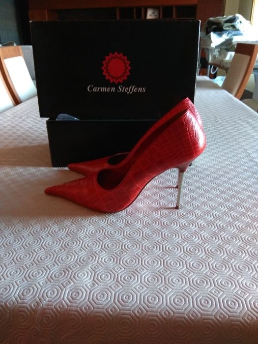 Sapatos Vermelhos Carmen Steffens.