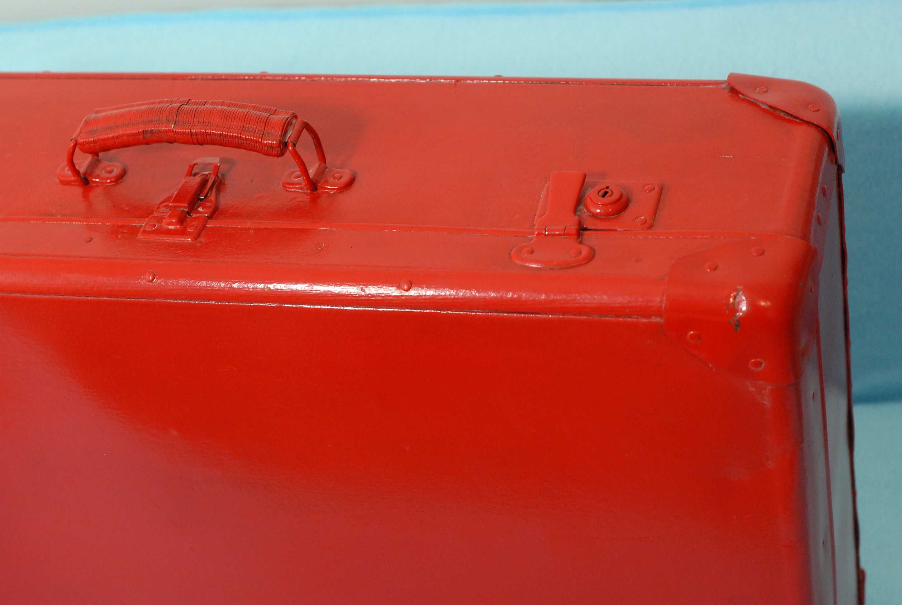 Stara, czerwona walizka do sesji fotograficznych