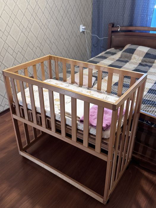 Дитяче маленьке приставне ліжечко