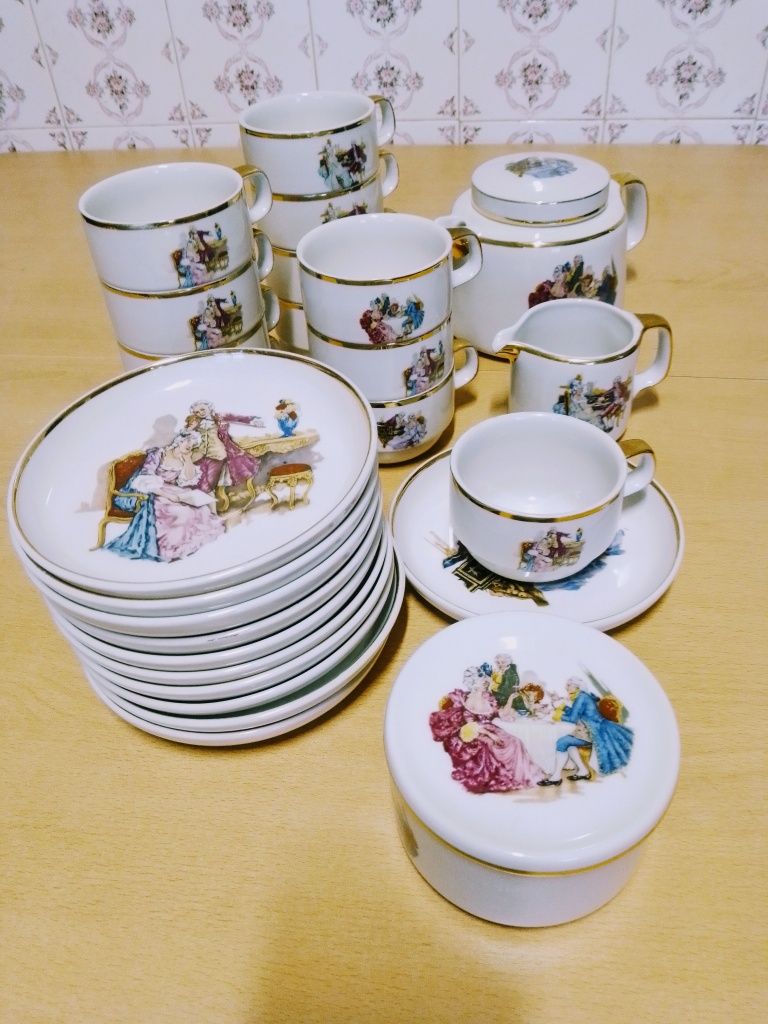 Serviço de chá em porcelana antigo com dourado.